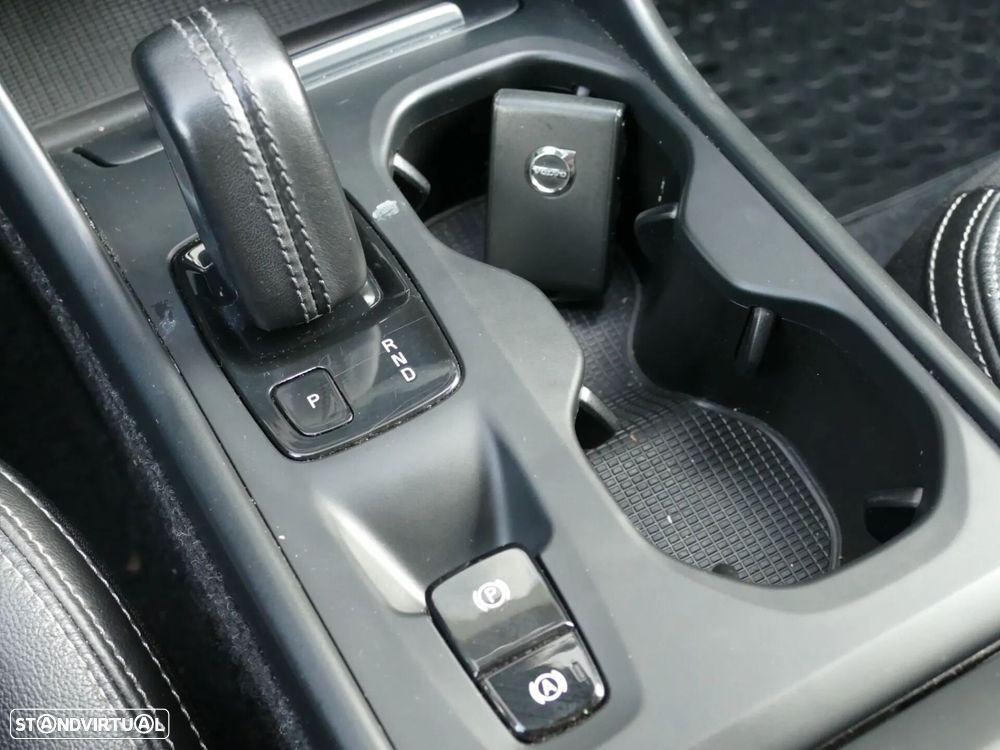 Volvo XC 40 2.0 D3 Momentum Geartronic - 30