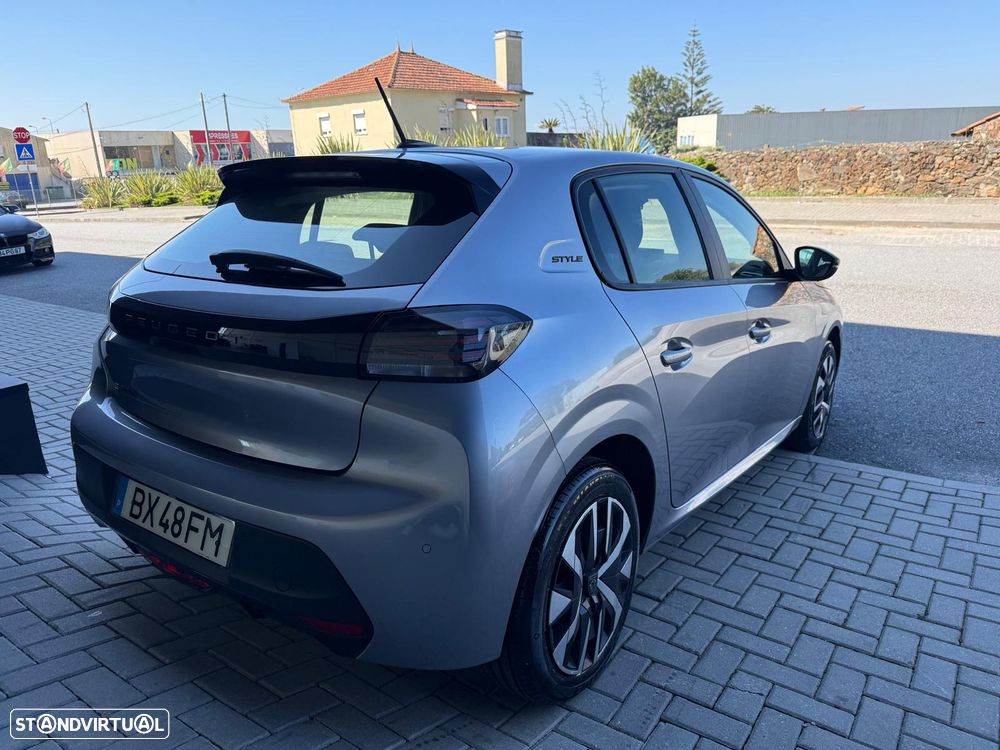 Peugeot 208 - 8