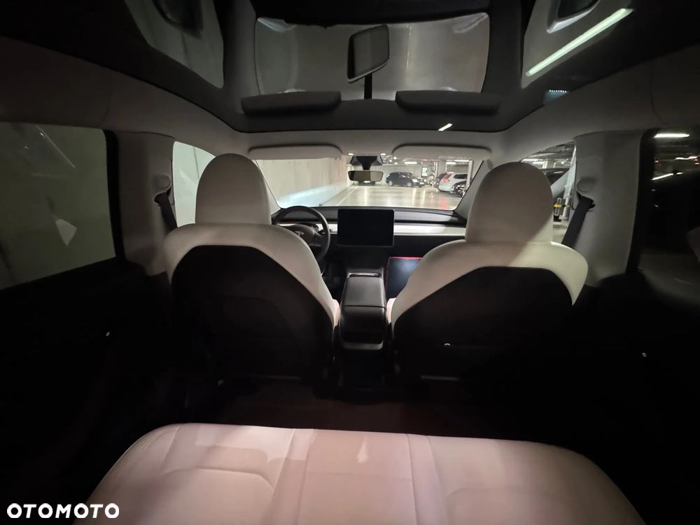 Tesla Y Long Range AWD - 8