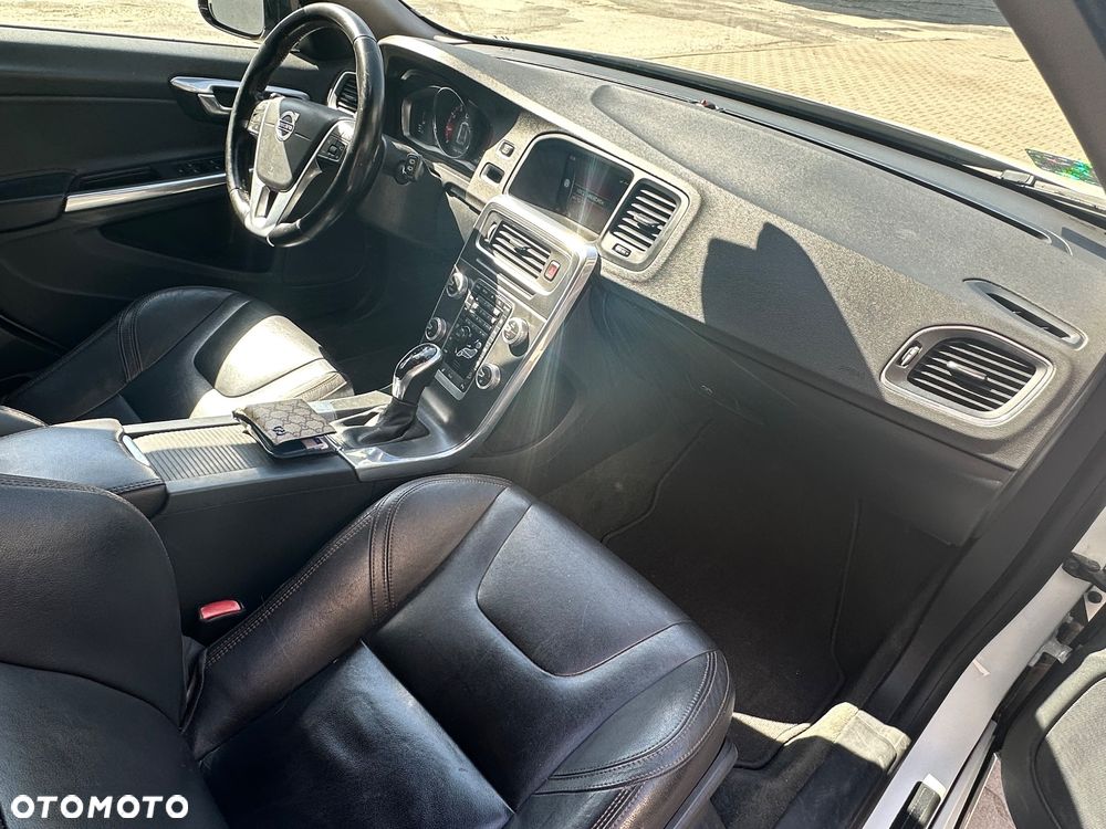Volvo V60 Cross Country - 11