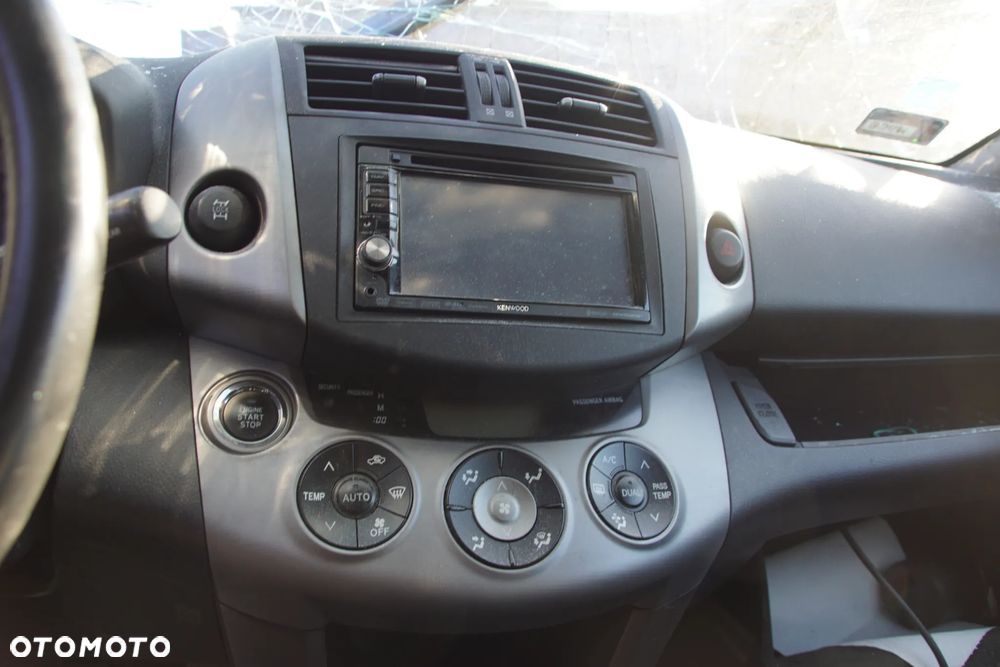 Auto na części - Toyota RAV4 III 2.2 D-4D 136 KM 2AD-FTV EA62 202 2008R Silnik Skrzynia Drzwi Błotnik Klapa Zderzak Lampa Lusterko Klamka Szyba Deska Kokpit Sterownik Moduł Czujnik Licznik Wyświetlacz Panel Kierownica - 13