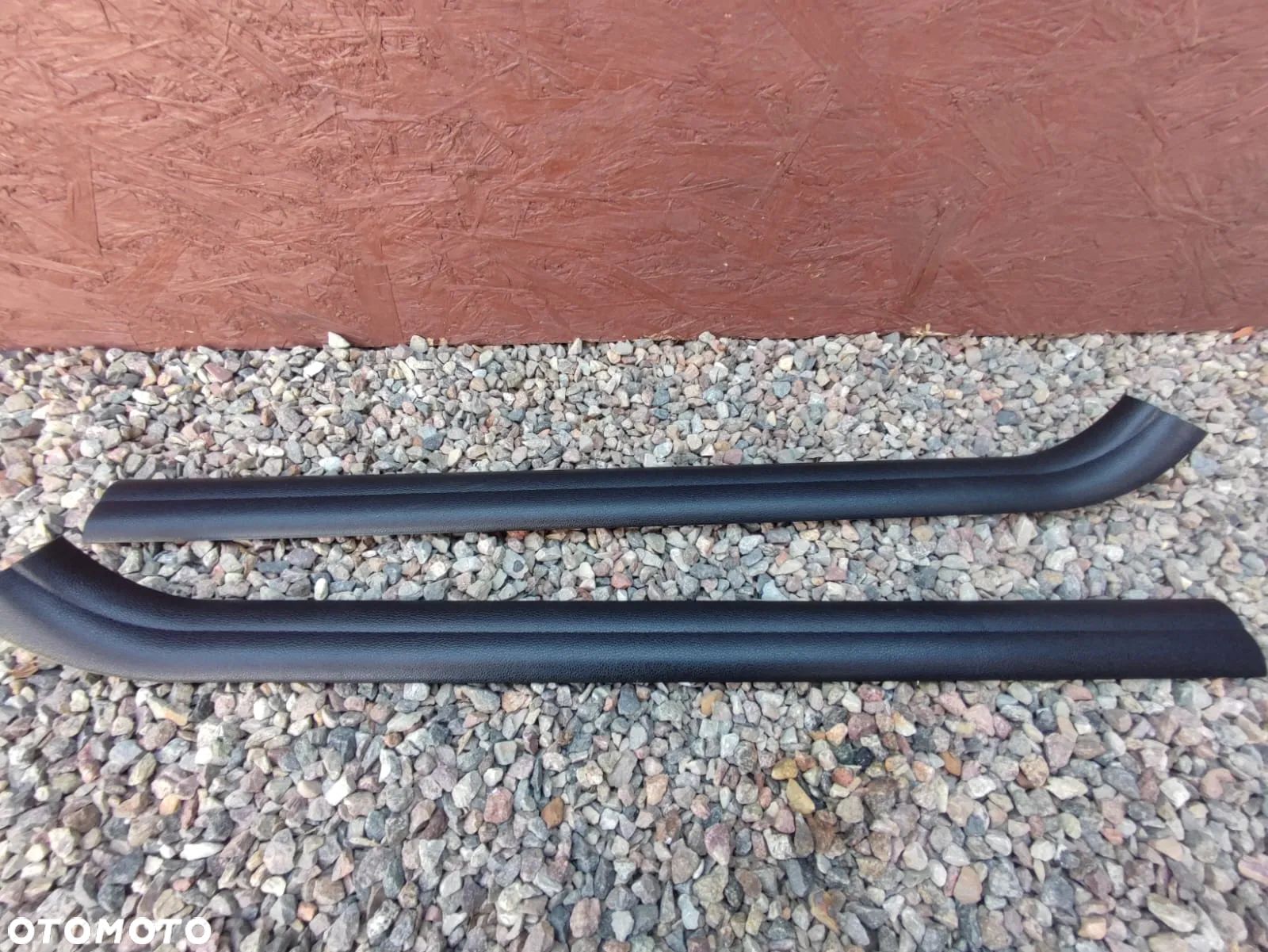 BMW E81 / E82 / E88. ORYGINALNE OSŁONY USZCZELEK DRZWI / NAKŁADKI PROGOWE CZARNE. O NR: 6 981 707 / 6 981 708 OEM. W BARDZO DOBRYM STANIE. - 1
