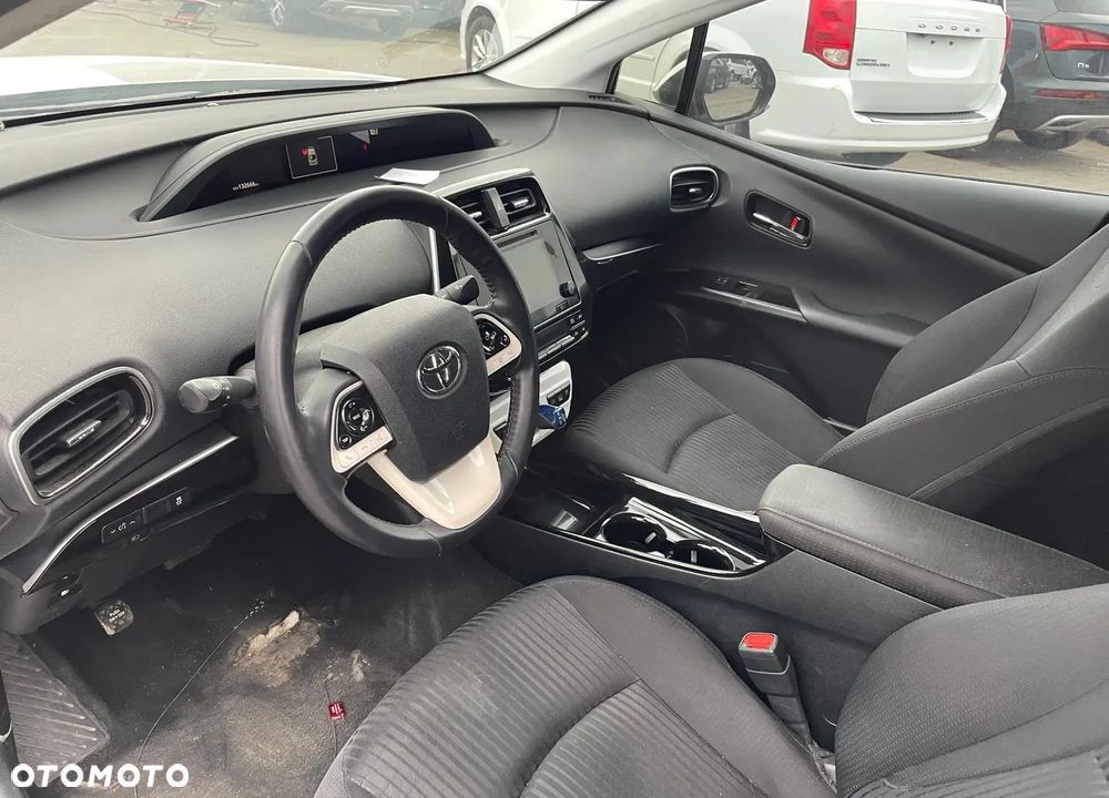 Toyota Prius ver-1-8-hybrid-executive - 11