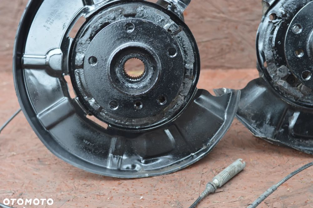 BMW E81 / E82 / E87 / E90 / E91 / E92 ORYGINALNA ZWROTNICA TYŁ LEWA / PRAWA / PIASTA TYŁ O NR.  33 32 6 774 807 / 33 32 6 757 735 / 33 32 6 774 808 OEM W DOBRYM STANIE - 3