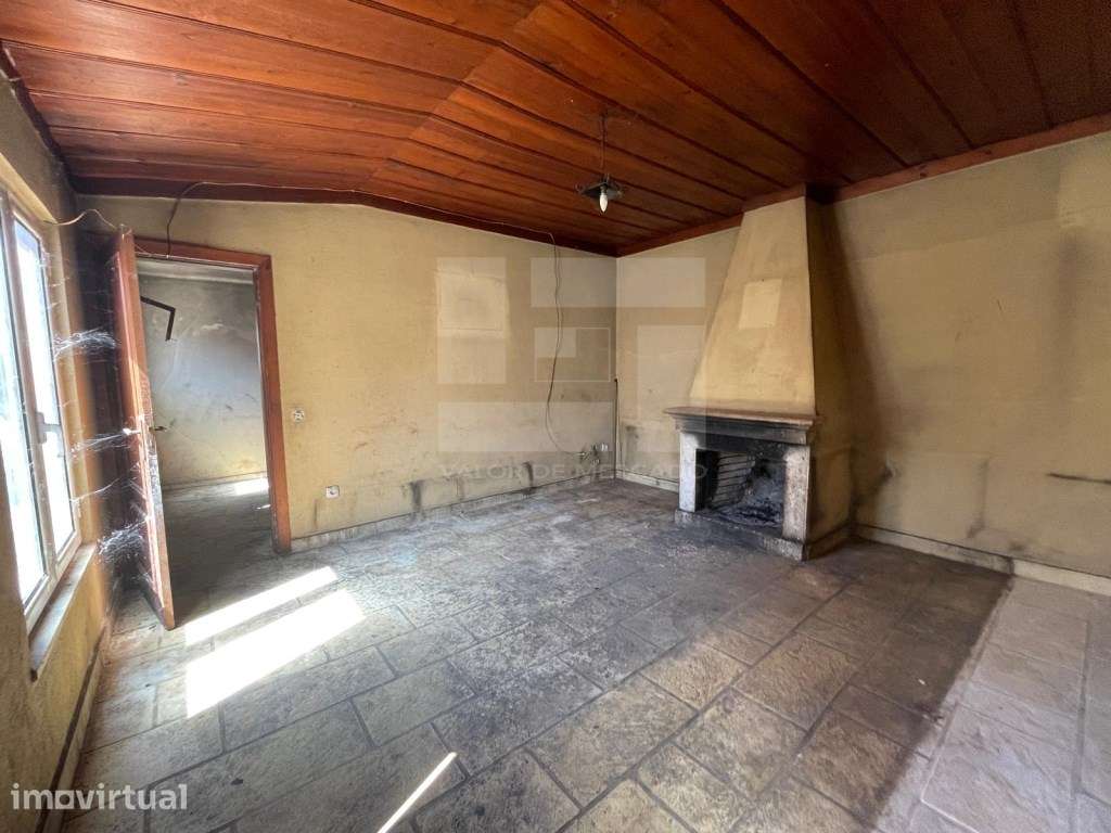 Moradia de 2 pisos, anexos e logradouro com área total de 1.755m2. - Grande imagem: 2/23