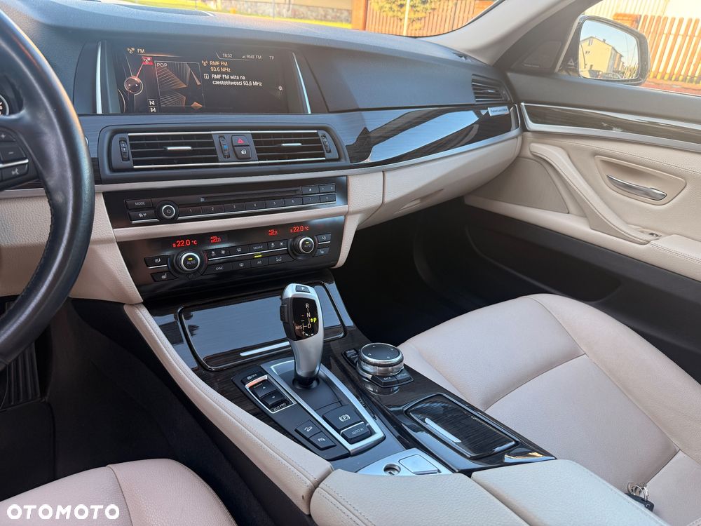 BMW Seria 5 528i xDrive Sport-Aut Luxury Line - 28