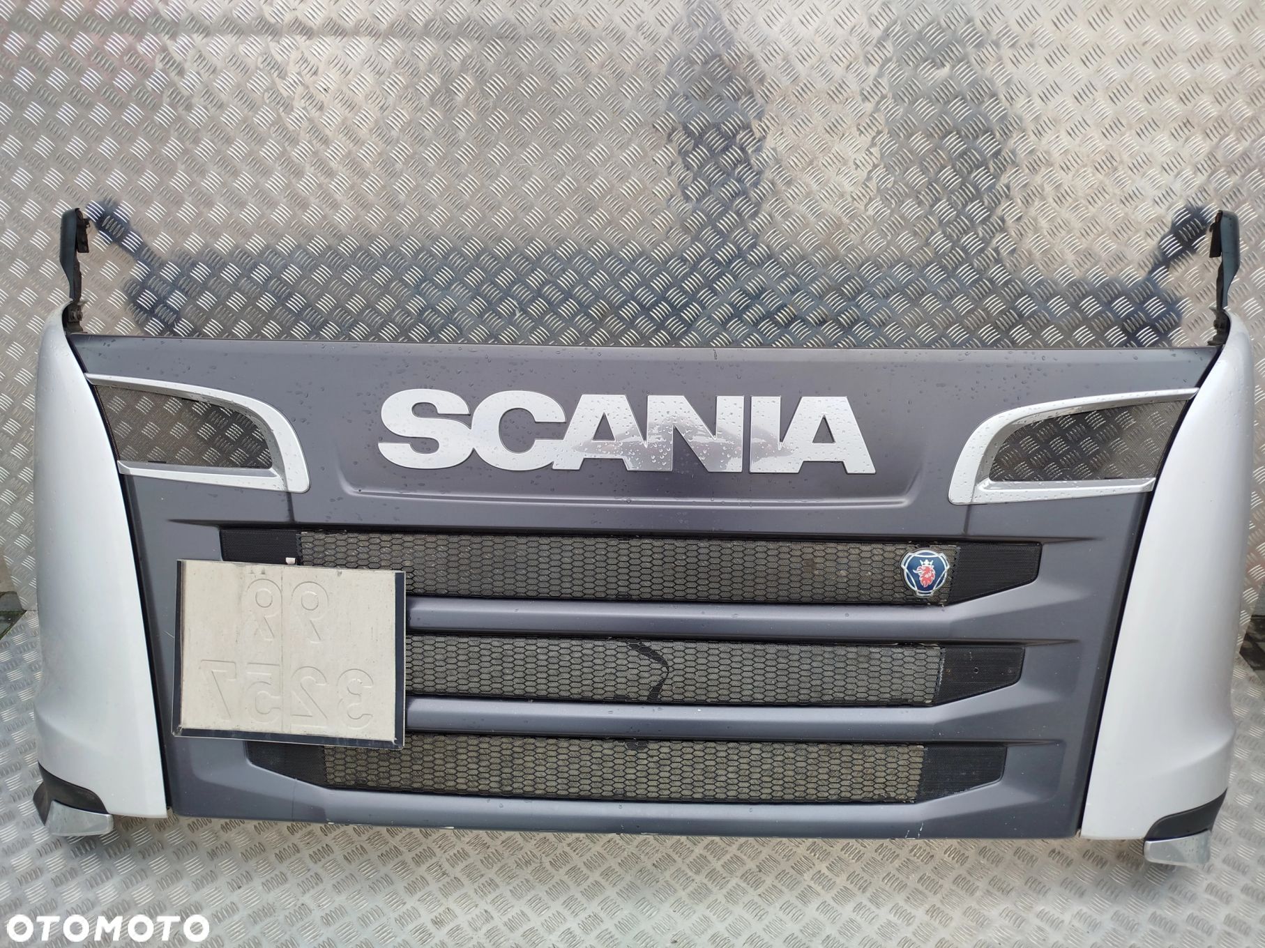 ATRAPA GÓRNA SCANIA R V8 - 1
