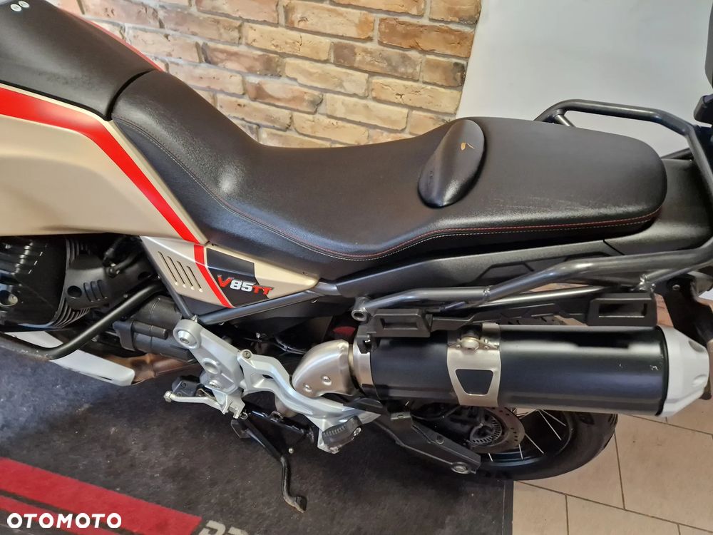Moto Guzzi V85 - 12