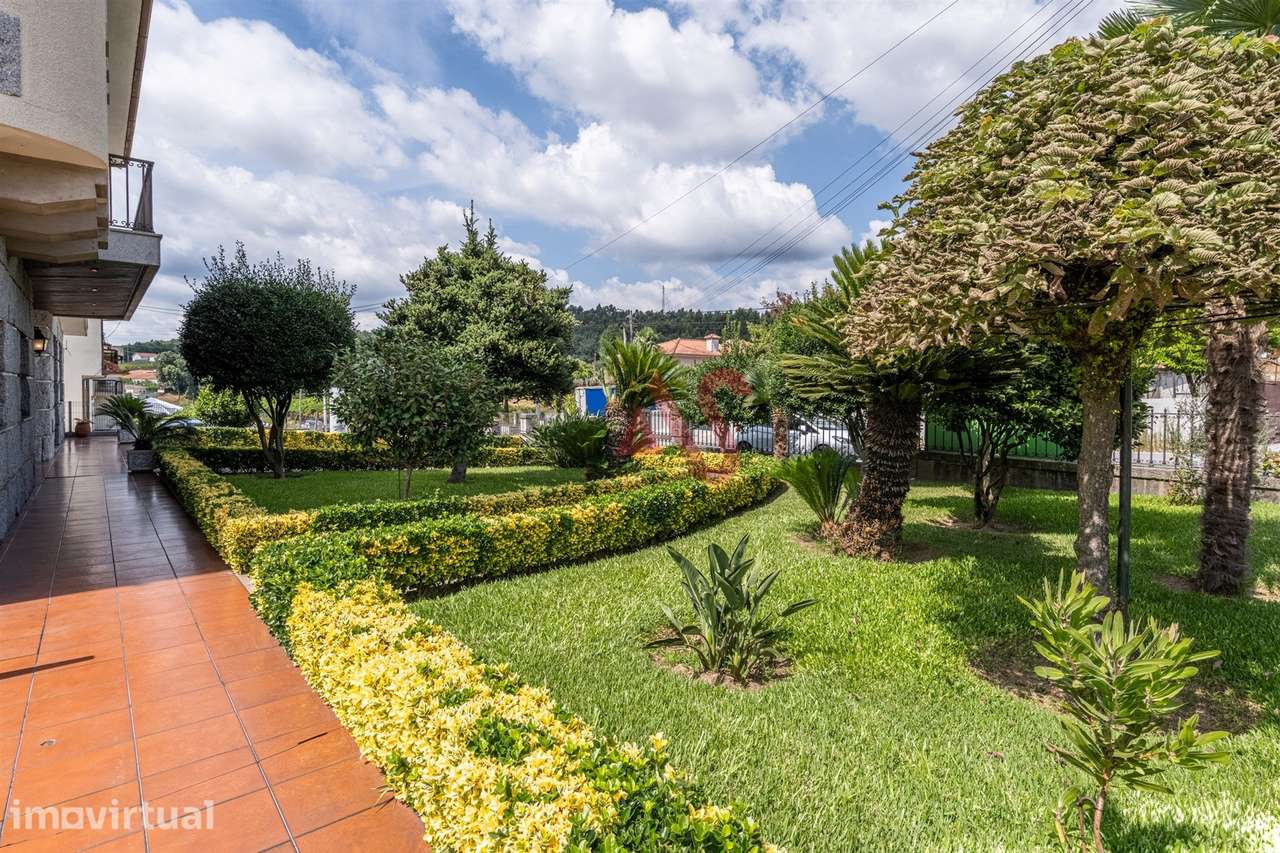 Moradia T7 com Espaço Comercial, Jardim e 3000m² de Terreno | Caramos - Grande imagem: 2/40