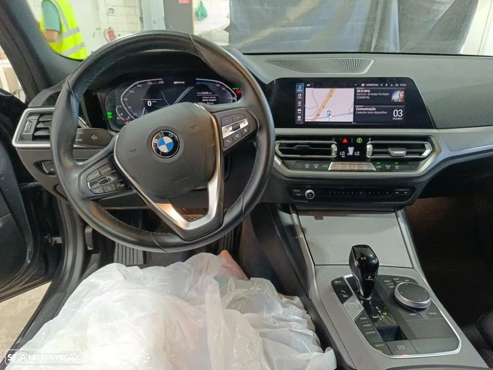BMW 320 i Touring - 8