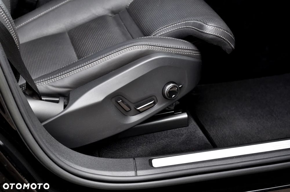 Volvo XC 60 B5 D AWD Ultimate Dark - 27