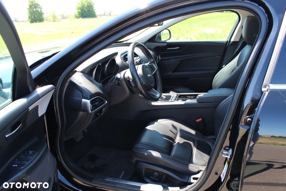 Jaguar XE 2.0 T AWD Prestige - 15