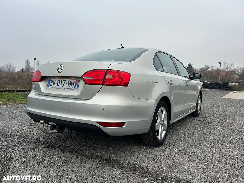 Volkswagen Jetta 1.6 TDI DSG Comfortline - 3