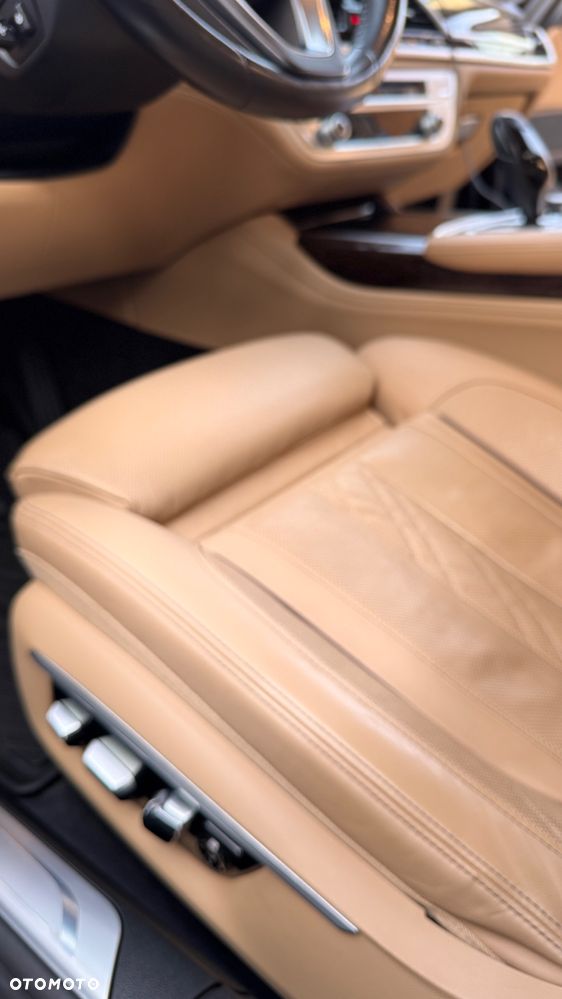 BMW Seria 7 750i xDrive - 32