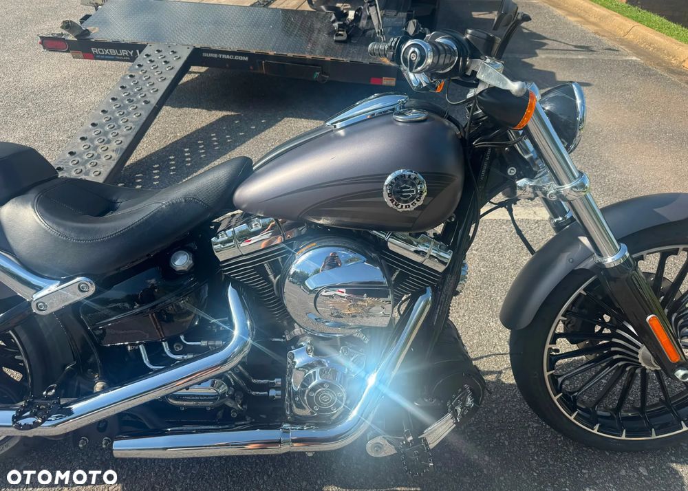 Harley-Davidson Softail Breakout - 12