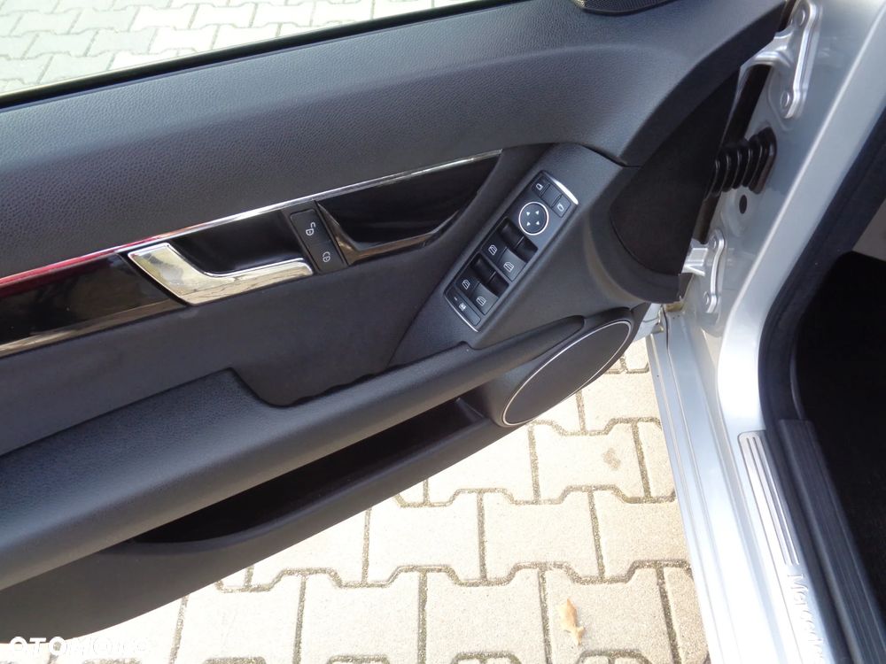 Mercedes-Benz Klasa C 180 CGI BlueEFFICIENCY Avantgarde - 16
