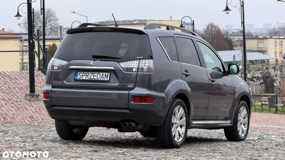 Mitsubishi Outlander - 2