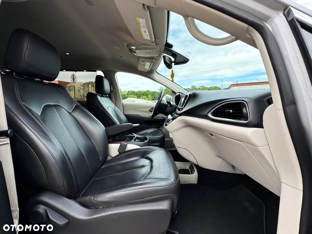 Chrysler Pacifica - 17