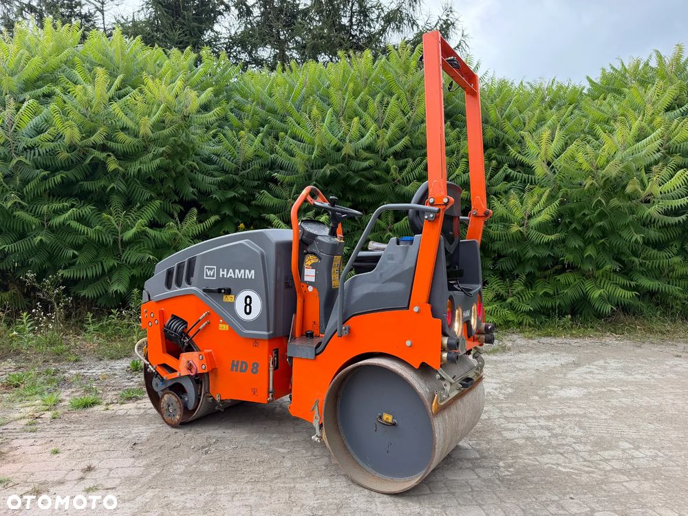 Hamm HD 8VV  Walec Terenowo Drogowy do Asfaltu z OBCINAKIEM BOCZNYM Hydraulicznym! 2 tony. Import Norwegia 2017 rok. 624 mtg. Silnik KUBOTA 3 cylindry. Maszyna nie różni się od Nowej z salonu! Serwisy w Dekra AKTUALNE 2026rok. Zero zniszczeń IGŁA !! Gotowy do długiej pracy. Po dużych serwisach eksploatacyjnych w Norwegii. Walec pochodzi z urzędu Komunalnego w Norwegii od pierwszego właściciela. Jego historia od nowości to lekkie inwestycje miejskie! Jedyna taka okazja! Bardzo mały walec a moc Potężna! Ani deka luzów i wycieków. OKAZJA. Zraszacze na dwa bębny. Ubijanie na dwa lub jeden bęben. Siła ubijania regulowana! - 1
