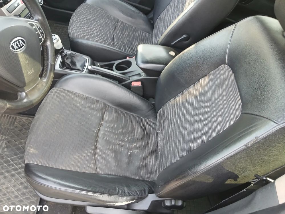 KIA CEED II 2 8Q 07R  fotel fotele kanapa deska kokpit podsufitka boczek boczki klamka podłokietnik - 6