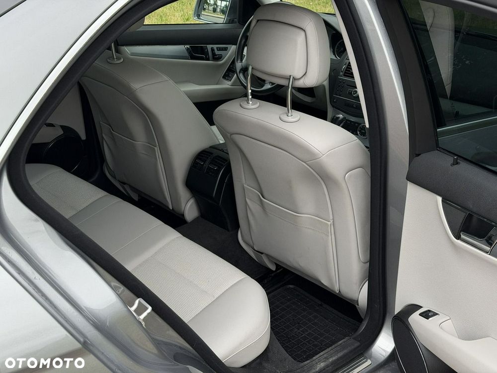 Mercedes-Benz Klasa C 180 BlueEFFICIENCY 7G-TRONIC Elegance - 17