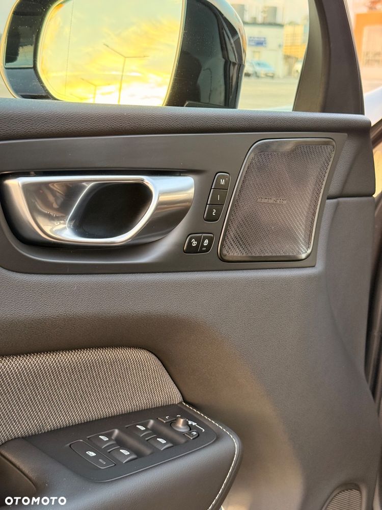 Volvo XC 60 B4 D Plus Dark - 23