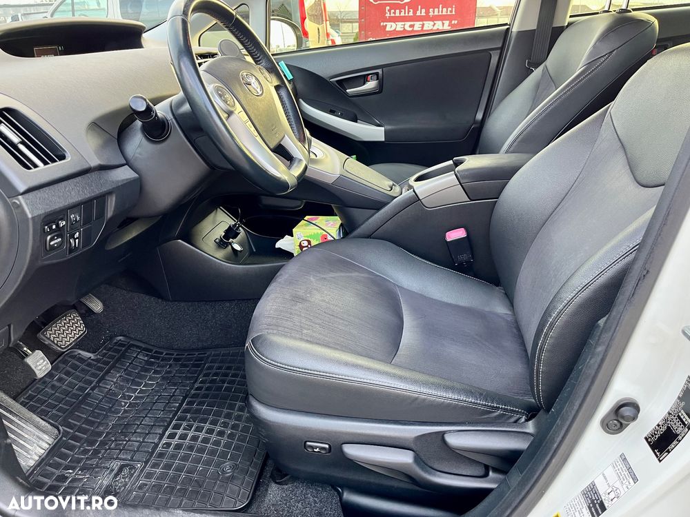 Toyota Prius Plug-in (Hybrid) Life - 7