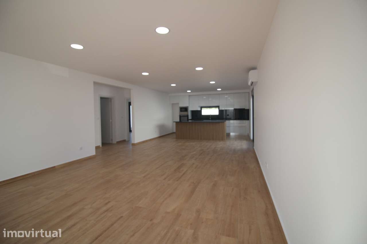 Moradia Térrea Isolada T3 Nova em lote de 340m2 em Fernão Ferro - Grande imagem: 2/32