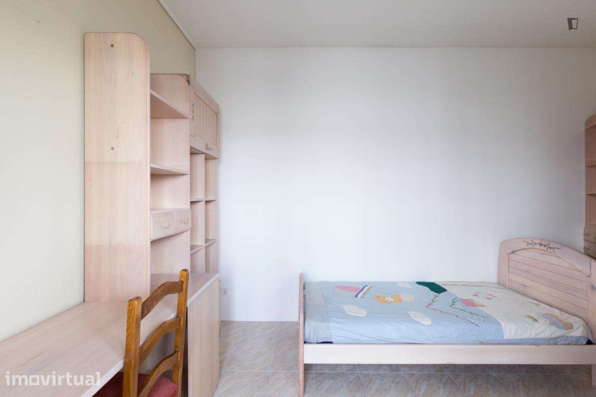 Quarto - localizado em Paranhos Porto - Grande imagem: 3/28