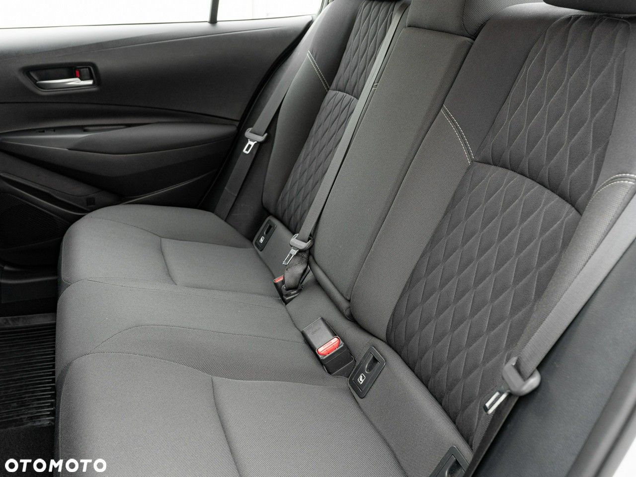 Toyota Corolla 1.8 Hybrid Comfort - 28