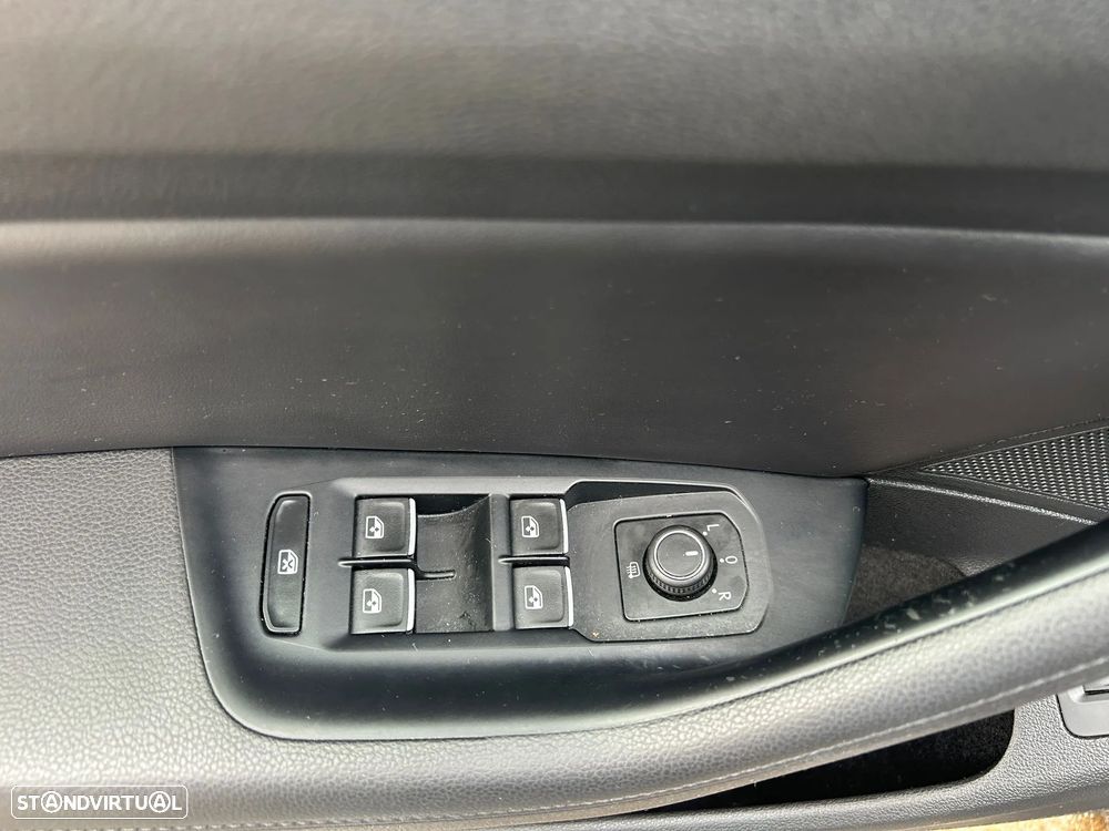 VW Passat Variant 1.6 TDI Highline DSG - 9
