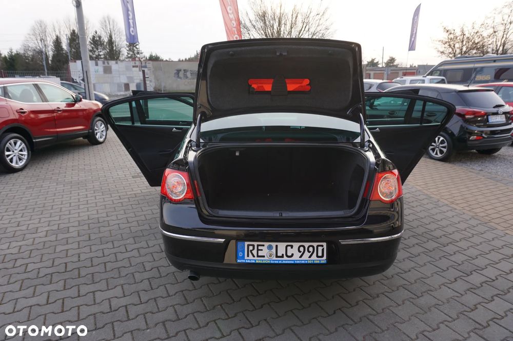 Volkswagen Passat 1.6 Comfortline Family - 16