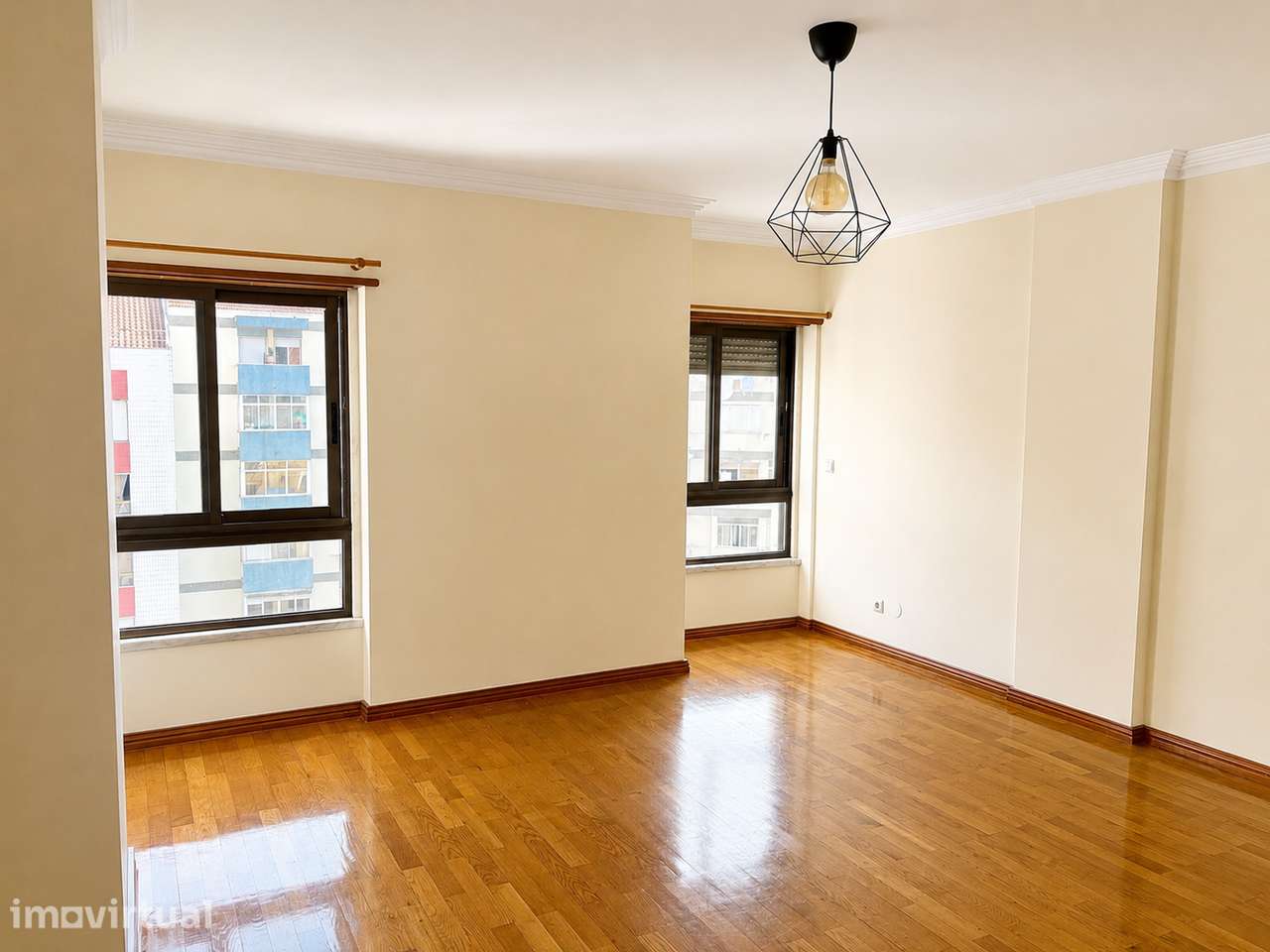 T2 em andar alto com vista jardim, 2 lugares de garagem e arrecadação - Grande imagem: 4/24