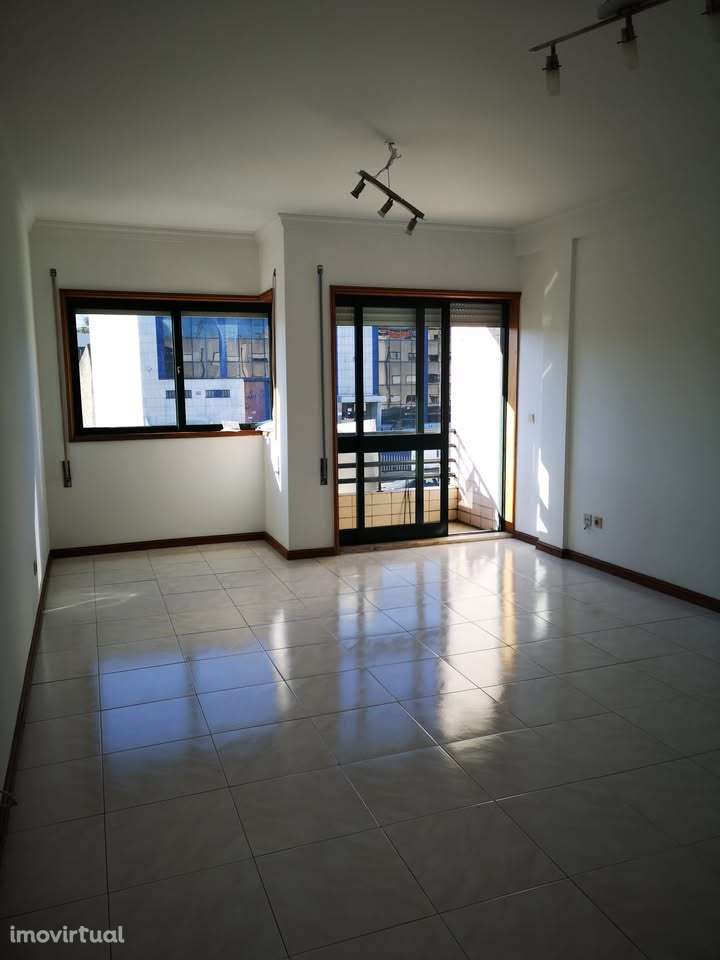 Aluga-se apartamento T3 na Areosa no 2º Andar com elevador - Grande imagem: 4/13