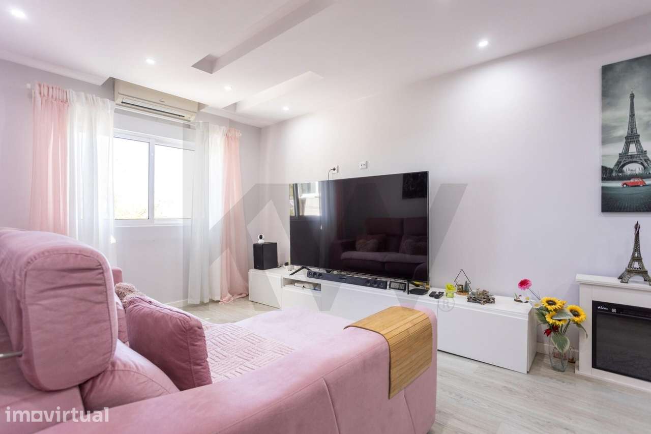 Apartamento T4 em Santo António da Charneca Totalmente Remodelado - Grande imagem: 4/35