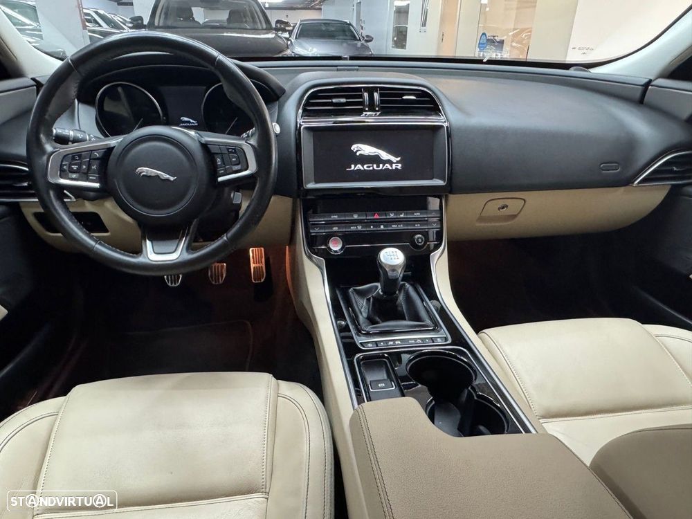 Jaguar XE 2.0 D Prestige - 12