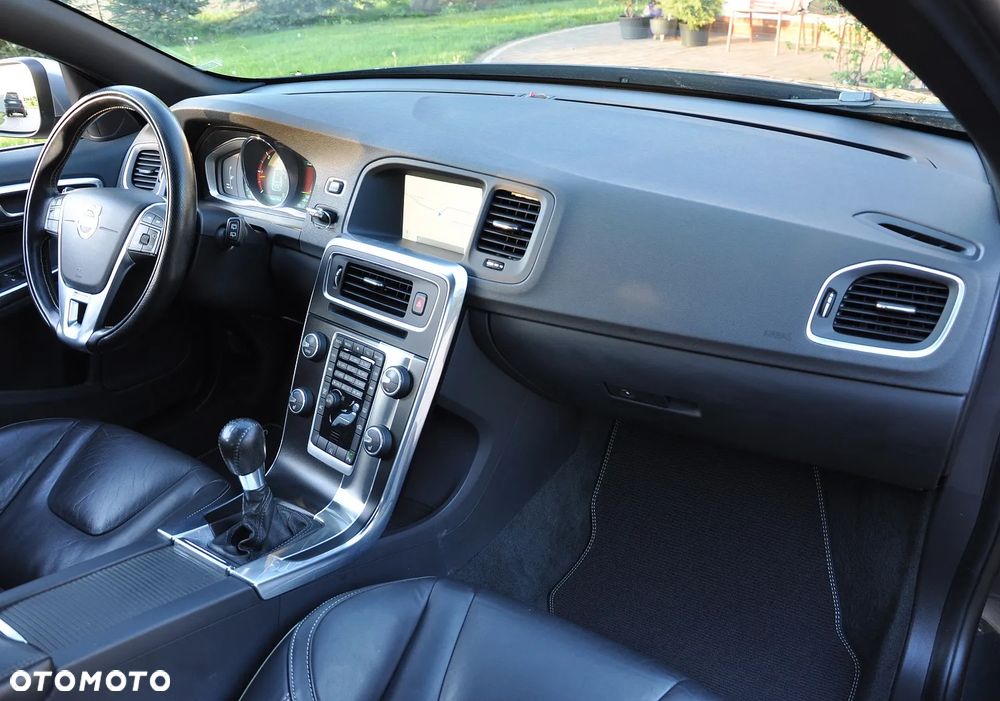 Volvo V60 D5 R-Design - 23