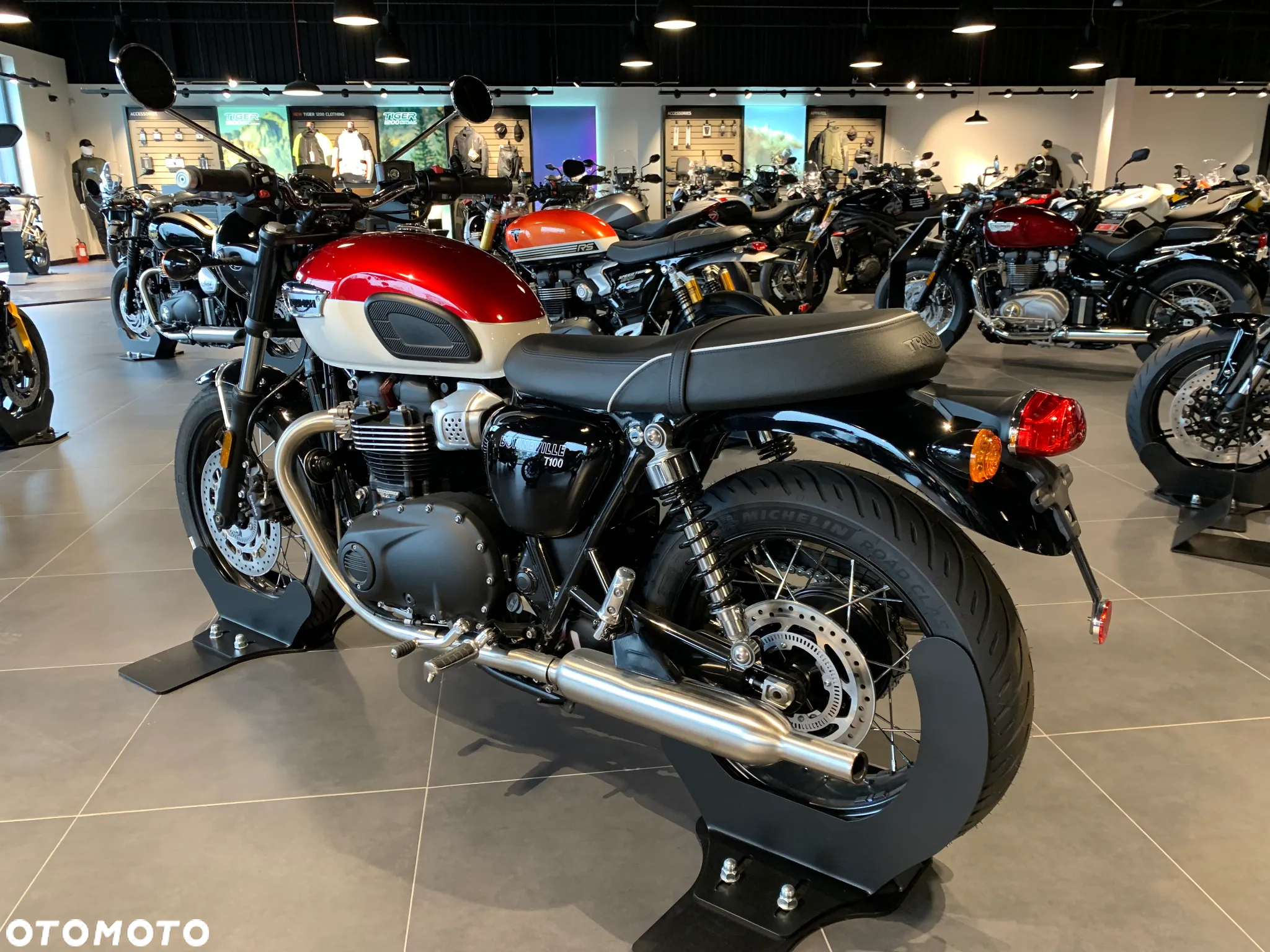 Triumph Bonneville - 3