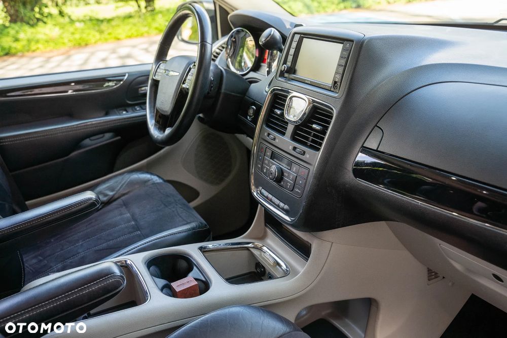 Chrysler Town & Country 3.6 Limited - 16