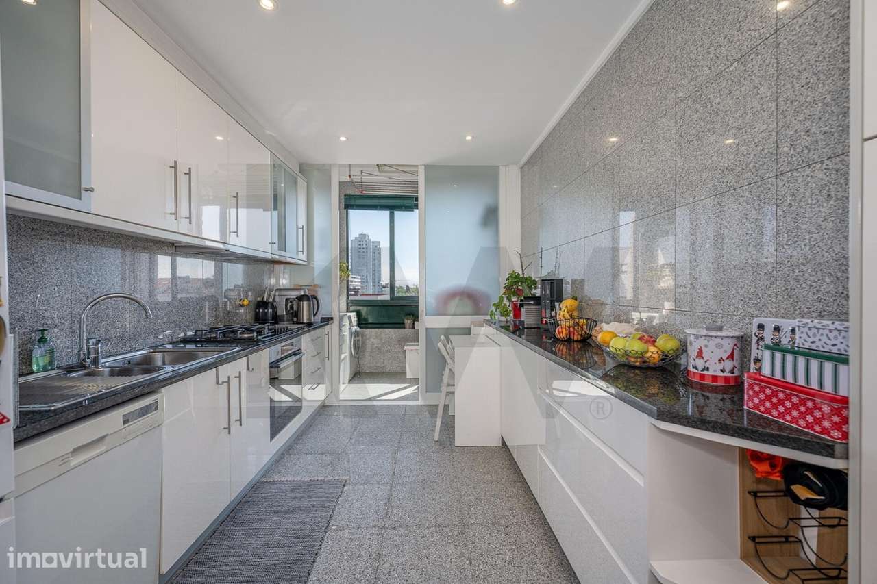 Apartamento T2 com varanda e garagem no Pinheiro Manso, Porto - Grande imagem: 2/23