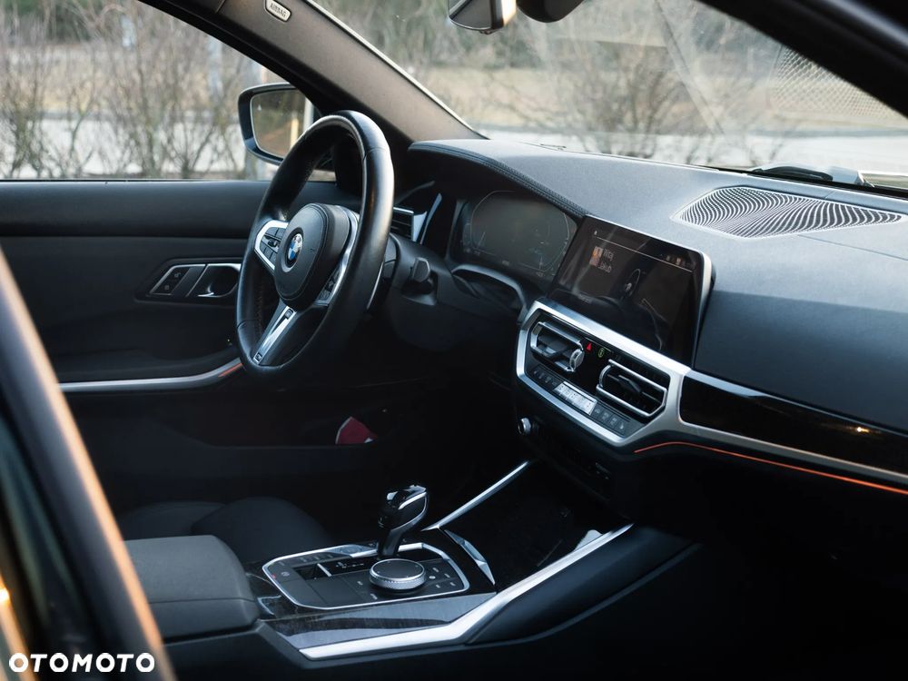 BMW Seria 3 330e M Sport - 9