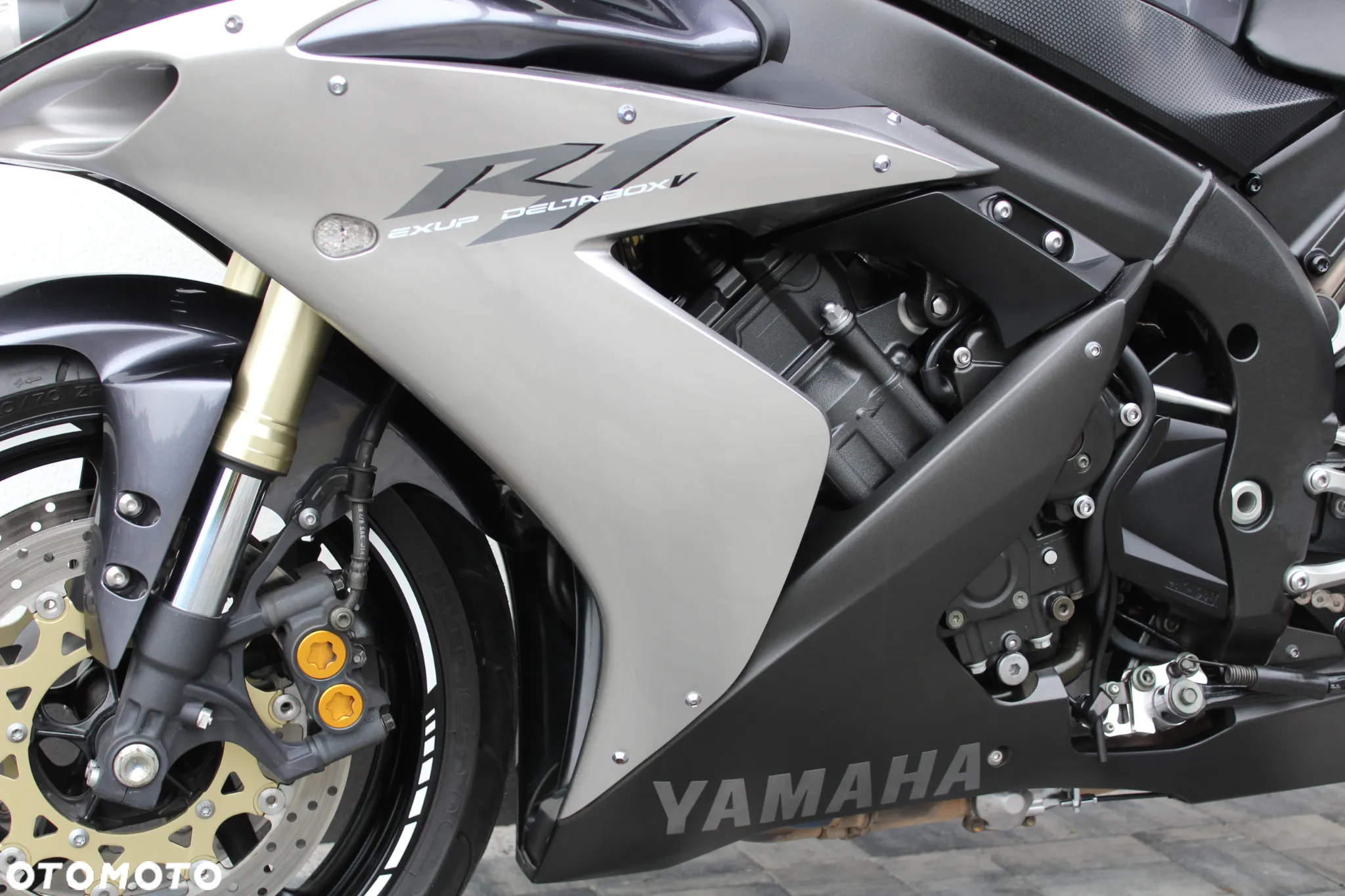 Yamaha R1 - 11