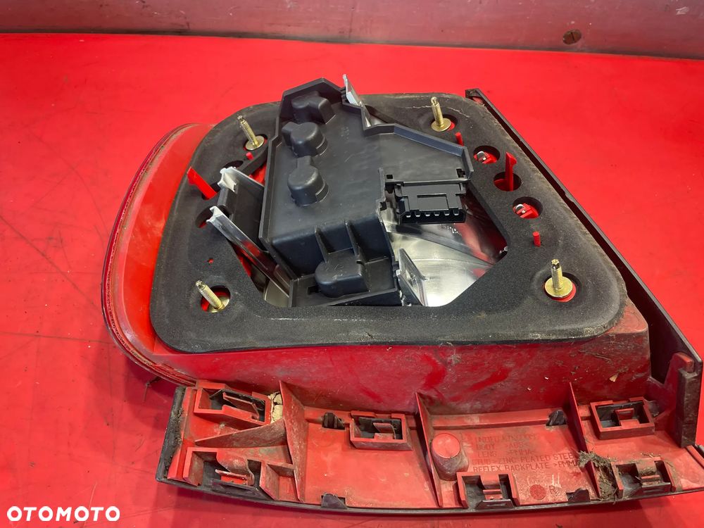 LAMPA PRAWY TYŁ AUDI A4 B5 - 5