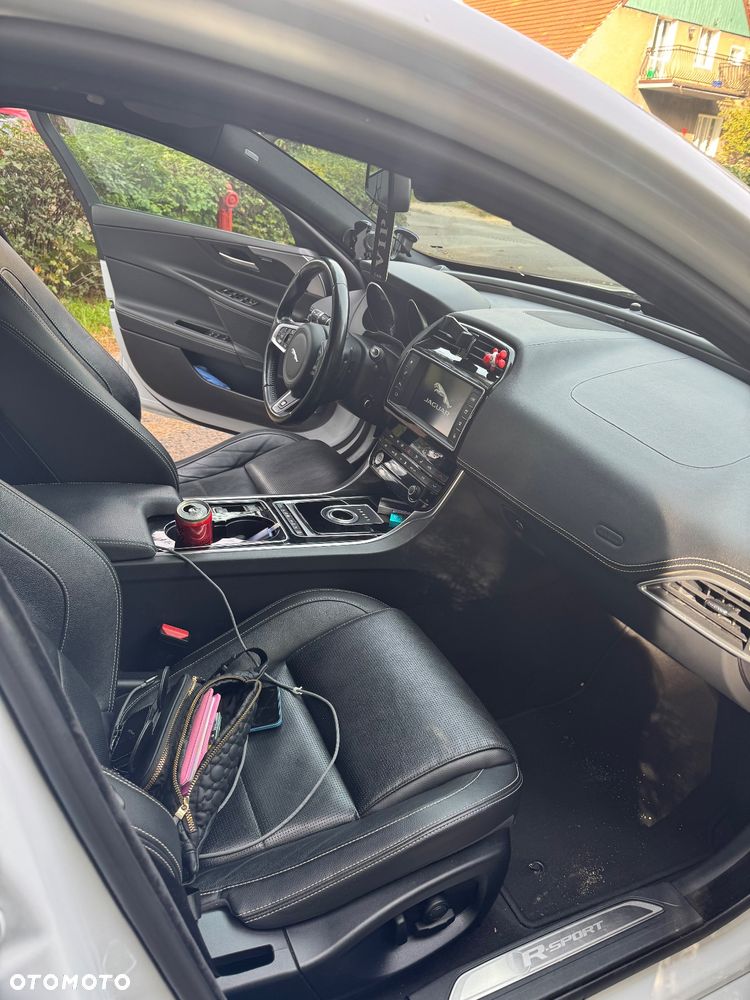 Jaguar XE 2.0 D R-Sport - 7