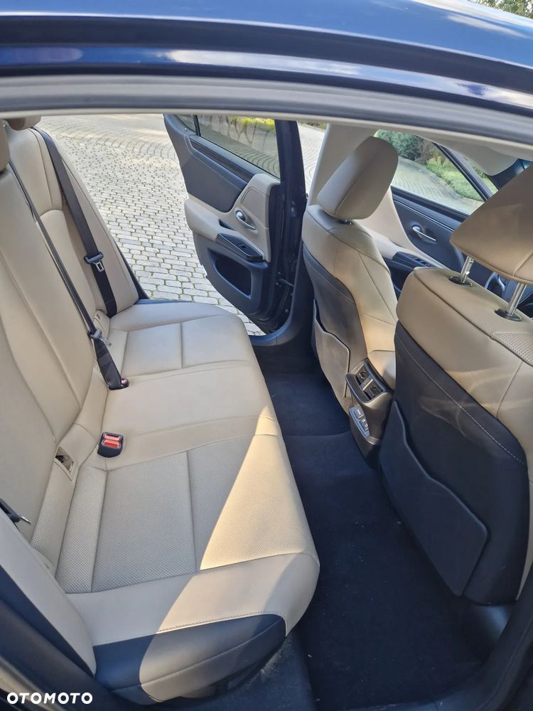 Lexus ES 300h Business Edition + - 4