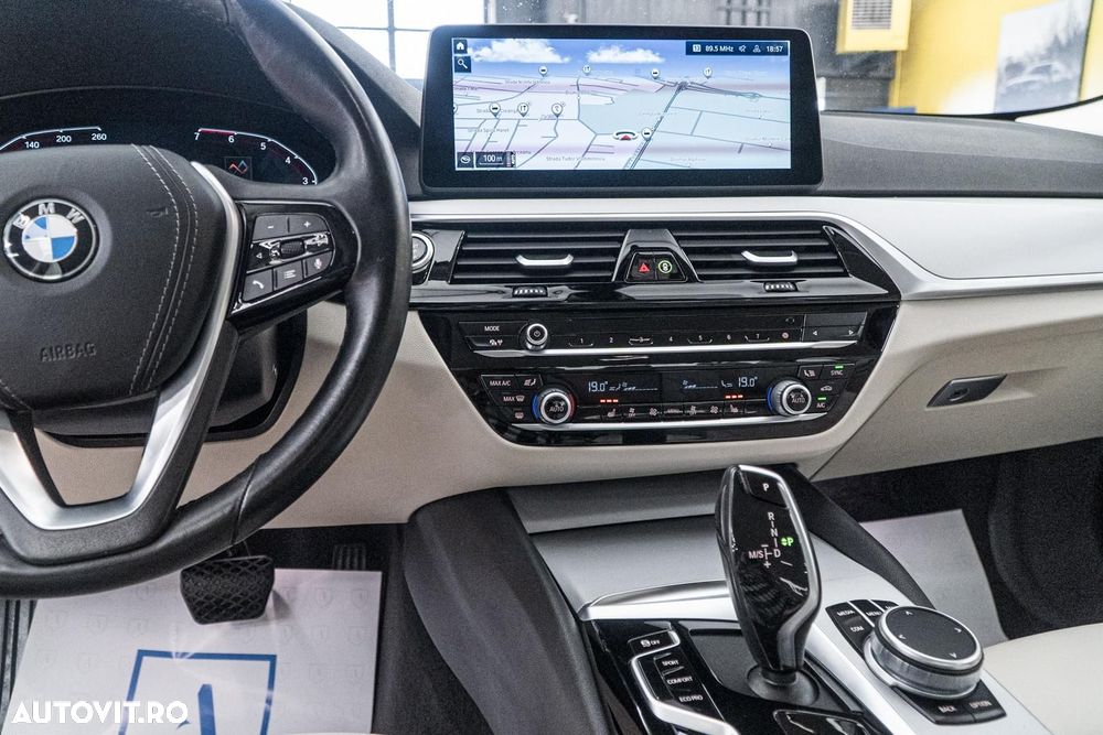 BMW Seria 5 520i Aut. Luxury Line - 40