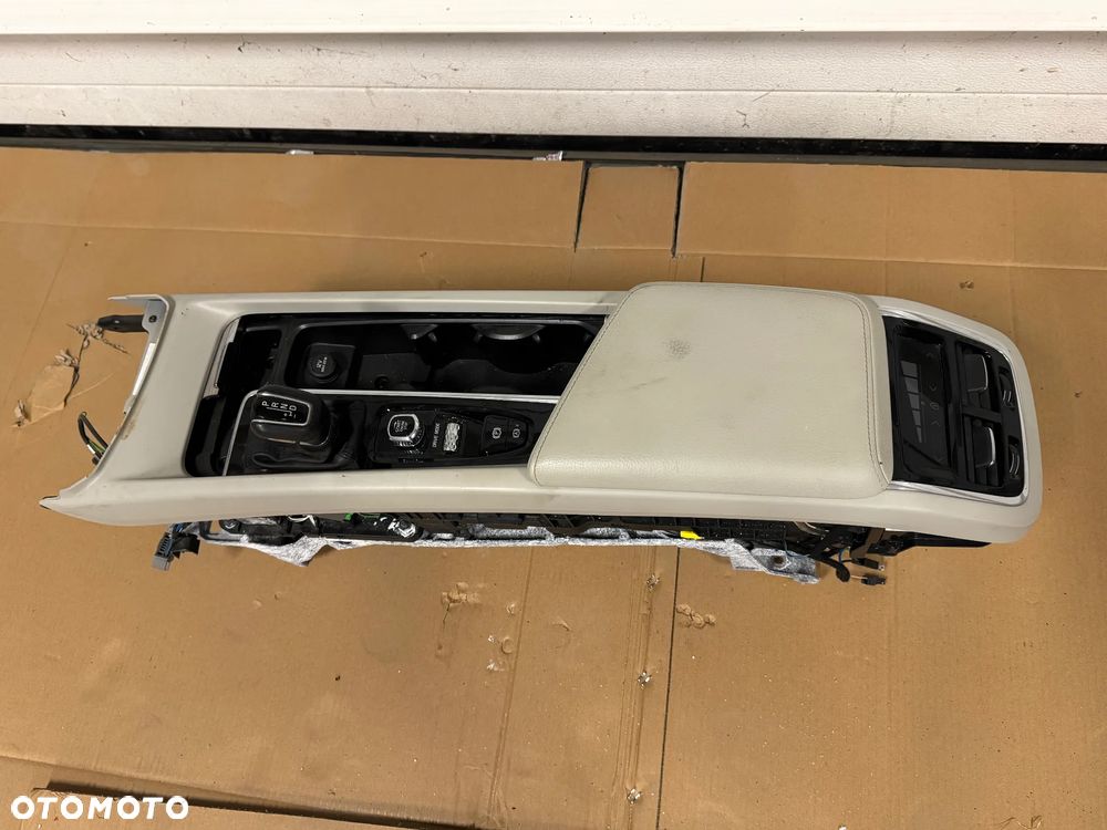 VOLVO XC60 II Inscription TUNEL PODŁOKIETNIK KOMPLETNY