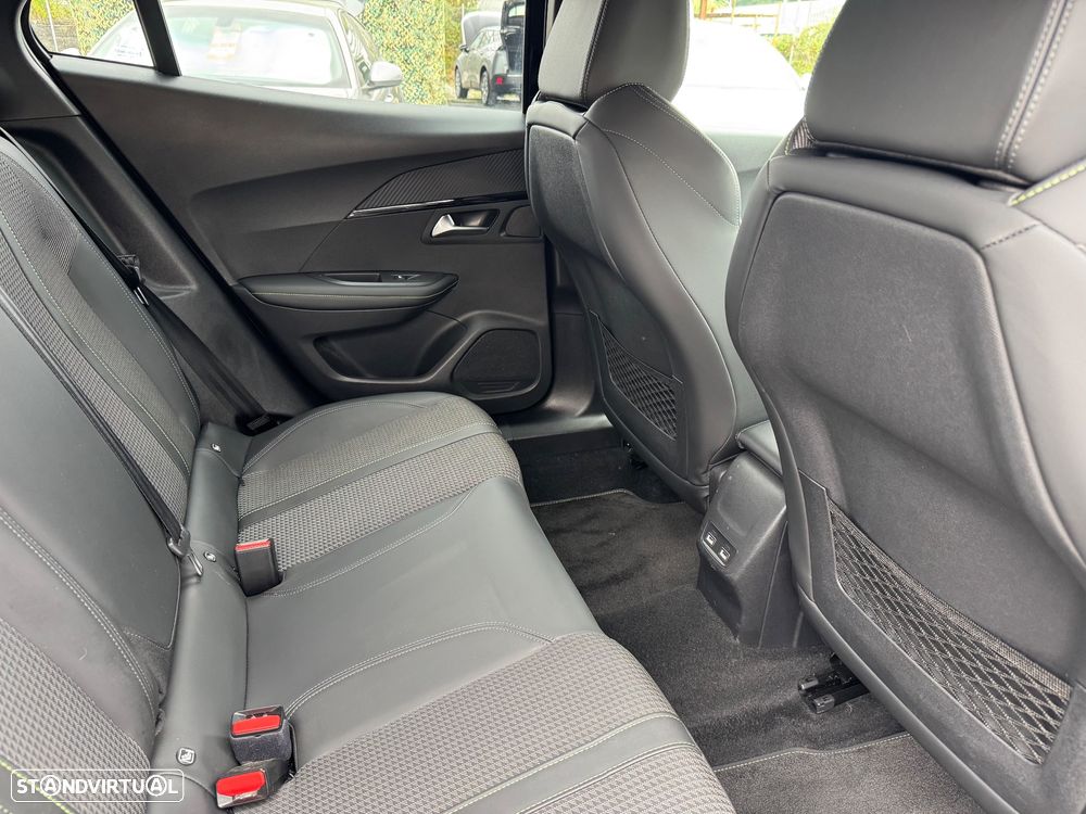 Peugeot 2008 PureTech 130 GT — fotografia 13