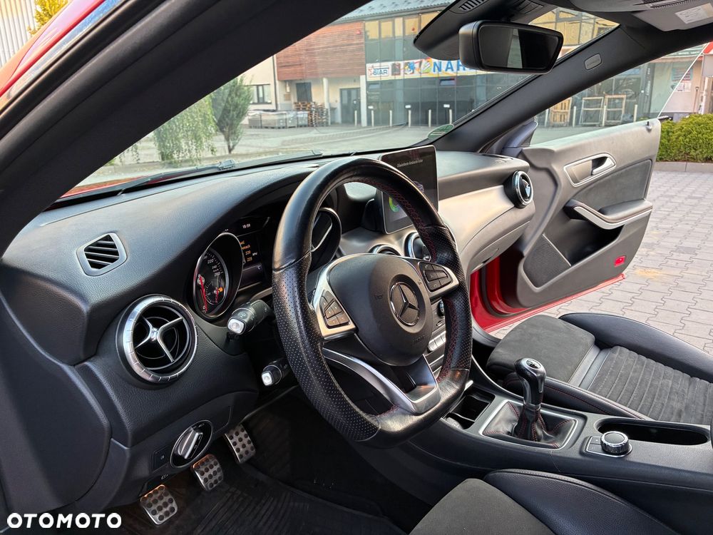 Mercedes-Benz CLA 180 AMG Line - 20