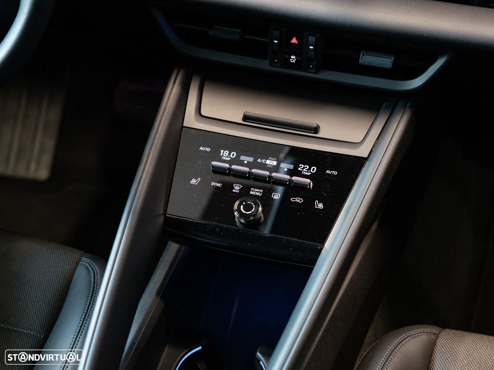 Porsche Macan Electric 4 - 38